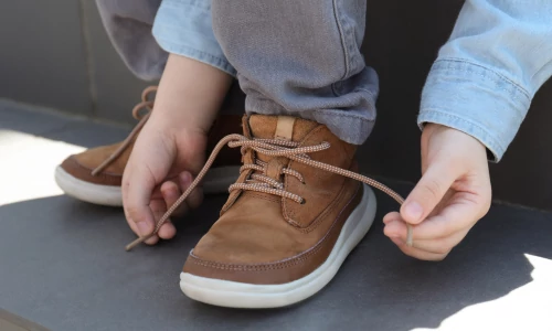 Hogyan tanítsd meg a cipőfűző kötést gyerekeknek?