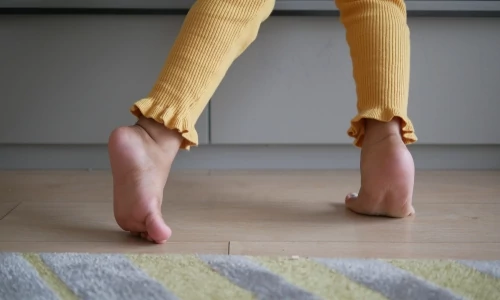Mit tegyünk, ha a gyerek gyakran jár lábujjhegyen?