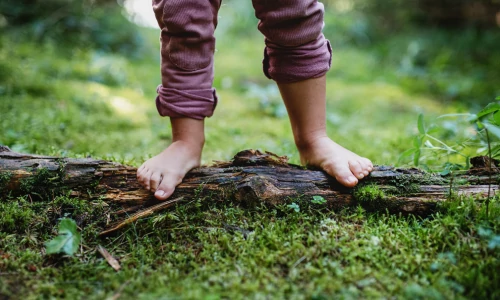 Milyen hatással van a mezítlábas járás a gyerekek lábfejlődésére?