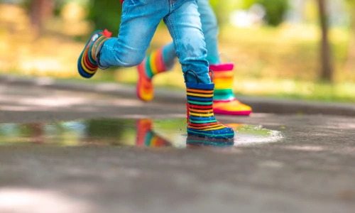 Miért jó, ha engeded a gyereket sarazni és pocsolyában ugrálni?