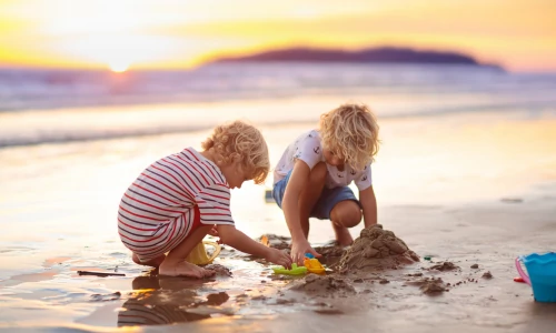 Strand gyerekekkel! Ezekre mindenképp szükségetek lesz!