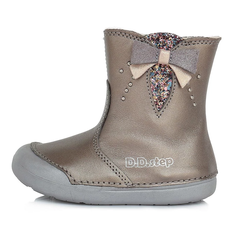 D.D.step, bronz színű, masnival díszített, téli, bélelt, gyerekcsizma lányoknak.