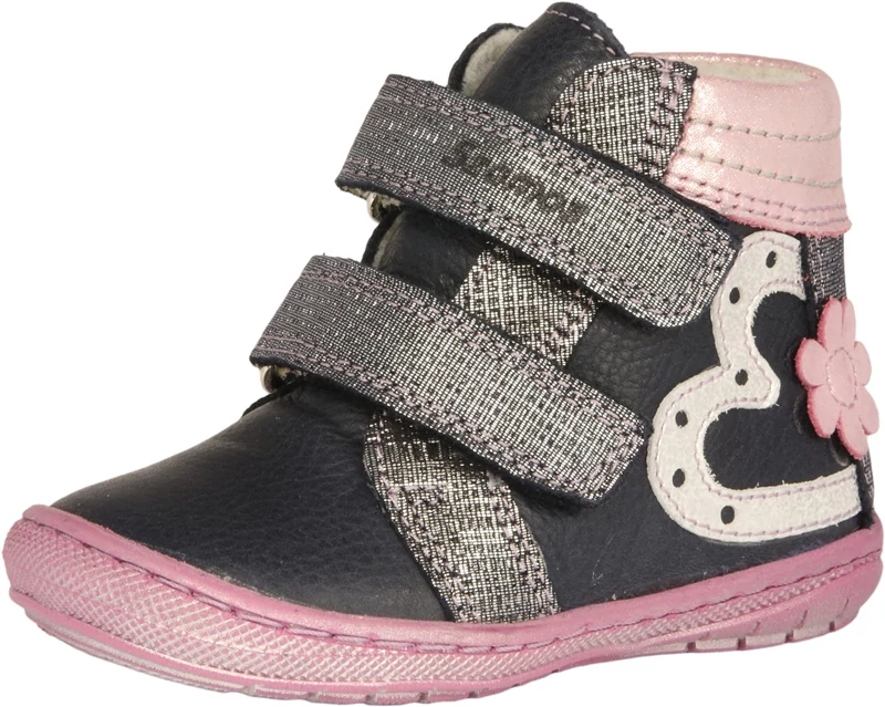 Szamos, fekete-ezüst, szivecske és virág mintával díszített, bélelt gyerekcipő lányoknak.