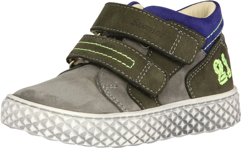 Szamos, szürke-barna színű, hímzett számmal díszített átmeneti gyerekcipő fiúknak.