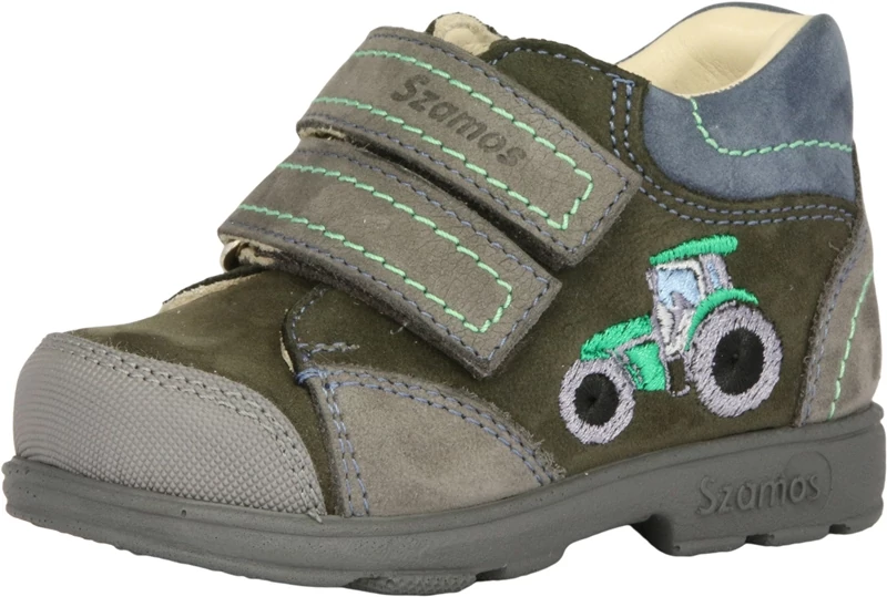 Szamos, supinált talpú, barna színű, hímzett traktorral díszített átmeneti gyerekcipő fiúknak.