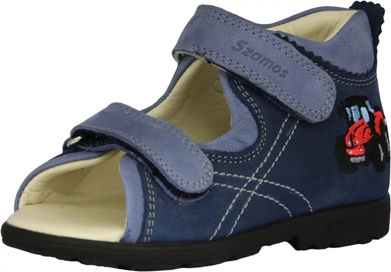 Szamos, supinált talpú, kék, hímzett traktor mintával díszített gyerek szandál fiúknak.